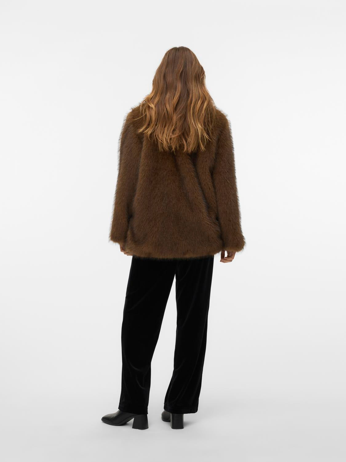 model_shot-back